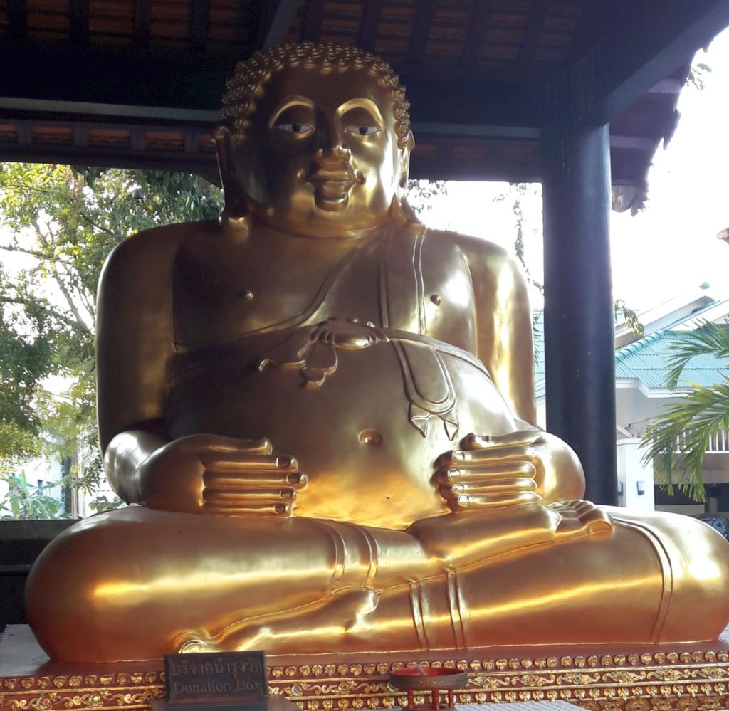 goldene buddhastatue mit dickem bauch