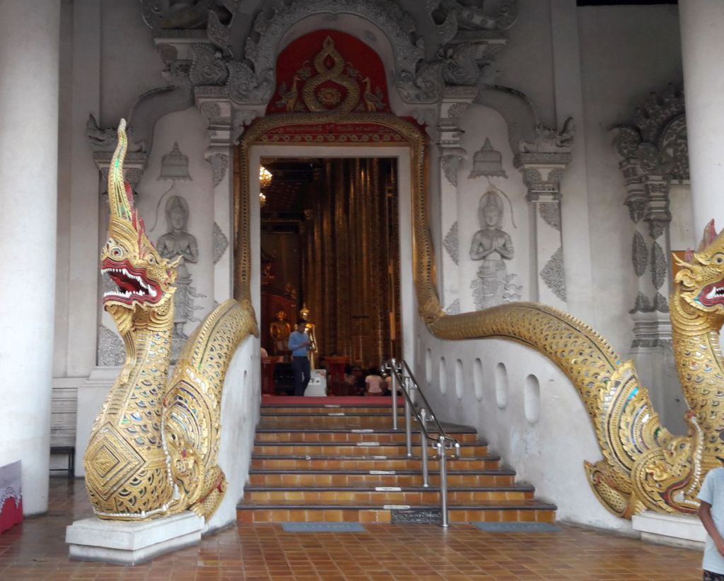 Drachen am Eingang eines Tempels