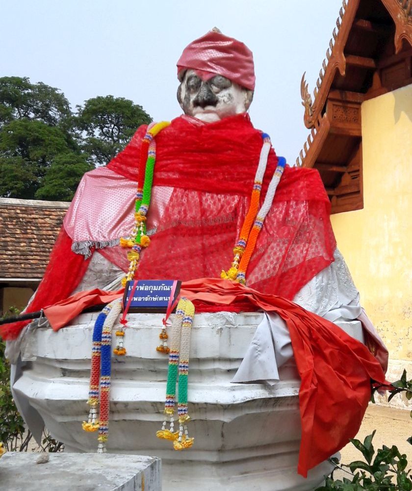 verkaterte buddhastatue verhüllt