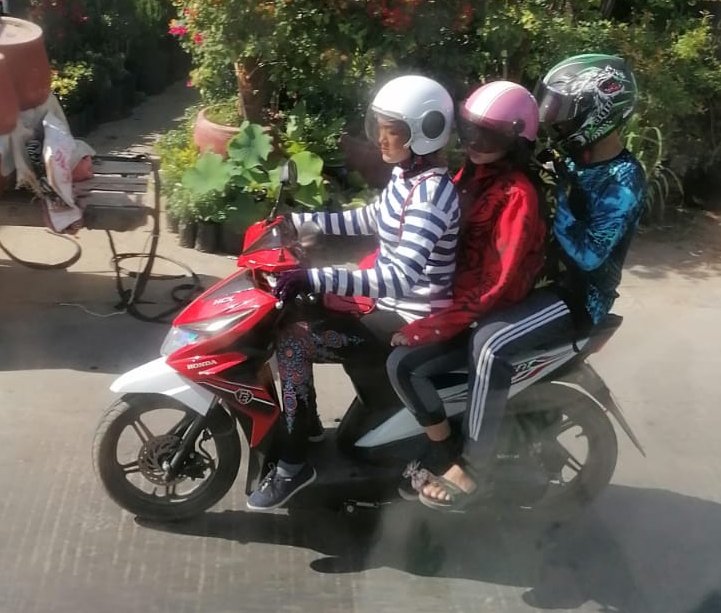 drei personen auf roller