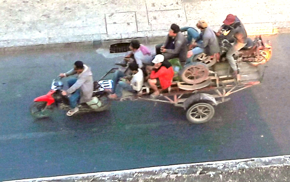 roller zieht anhänger mit 7 personen