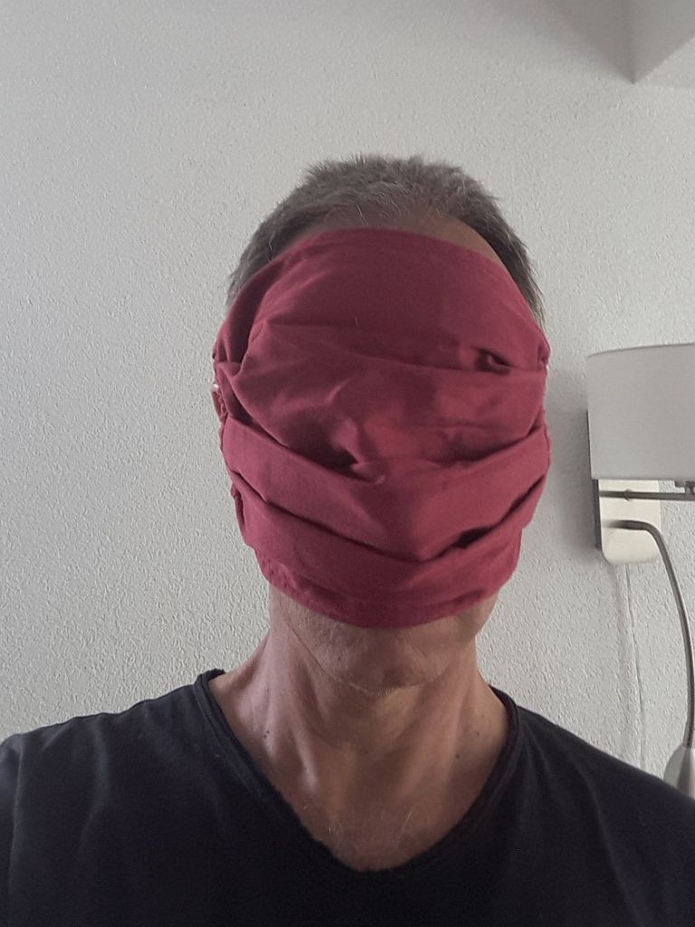Mann mit Gesichtsmaske, die alles verdeckt