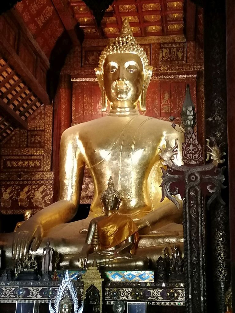 Buddhastatue golden