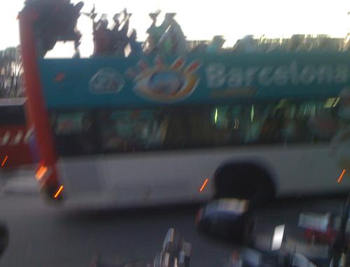 betrunkene männer winken vom touristenbus