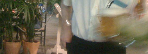 kellner bringt getränke