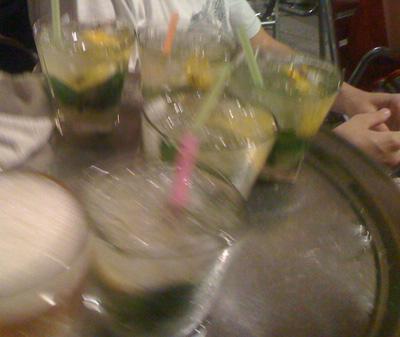 kellner bringt mojitos