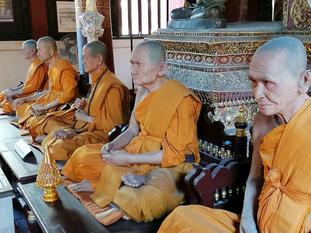 wachsfiguren von buddhistischen mönchen