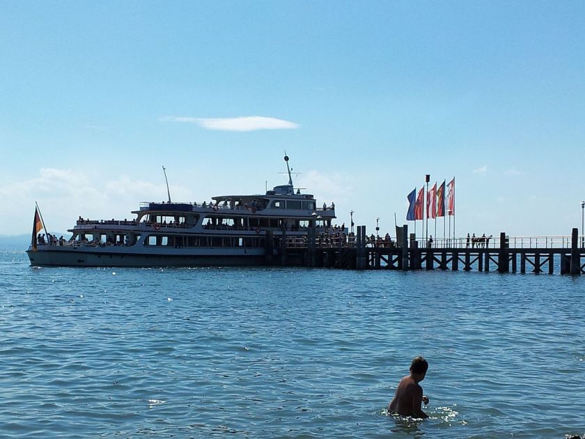 schiff am Landungssteg in kressbronn