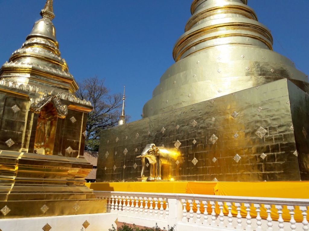 Goldener Tempel mit Elefant