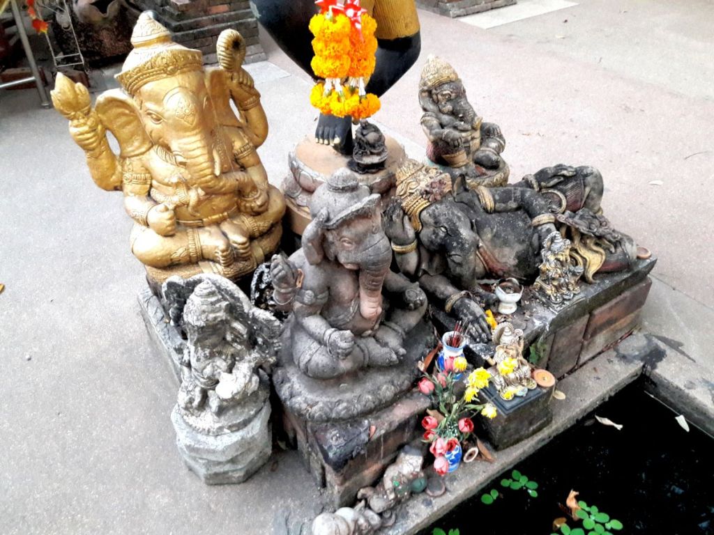 Skulptur einer göttlichen Elefantenfamilie