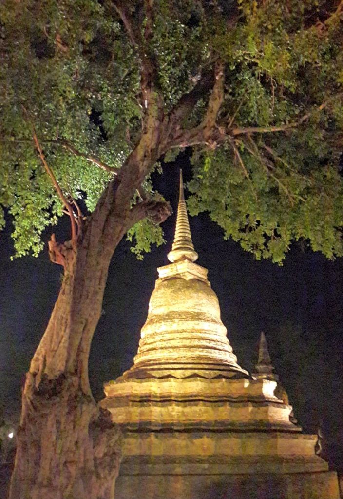 Stupa in Sukhothai bei Nacht