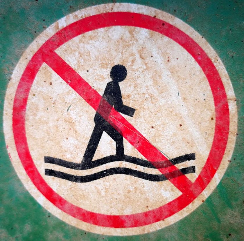 Schild übers Wasser laufen verboten