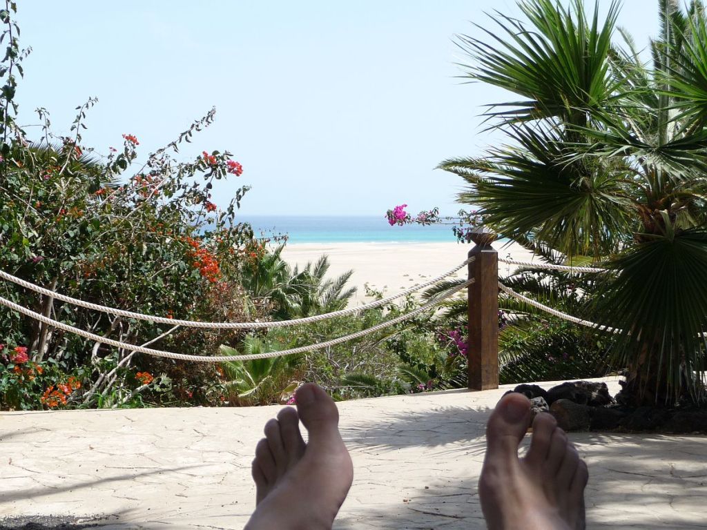 blick von der liege auf den strand