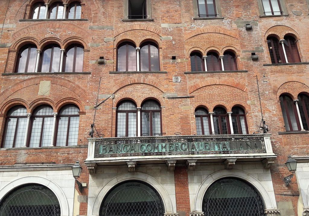 Marodes Gebäude einer italienischen Bank