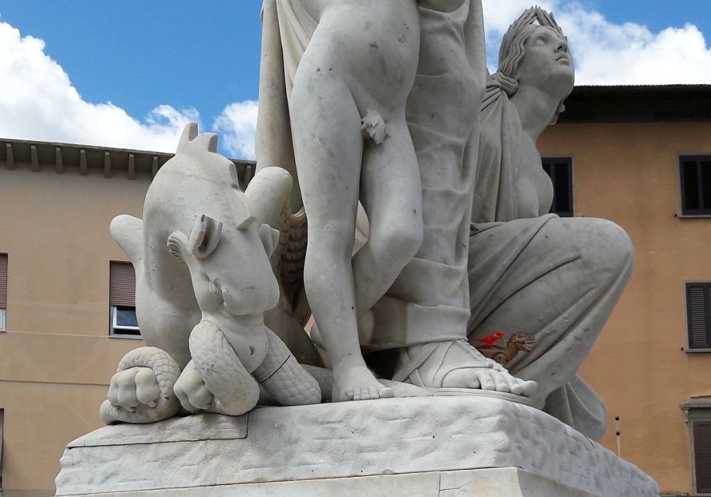 Skulptur mit Drachen, Schlange und Dinosaurier auf dem Danteplatz in Grosetto