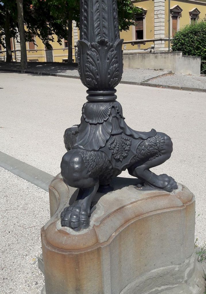 Straßenlaterne in Gestalt eines dreibeinigen Tierfußes