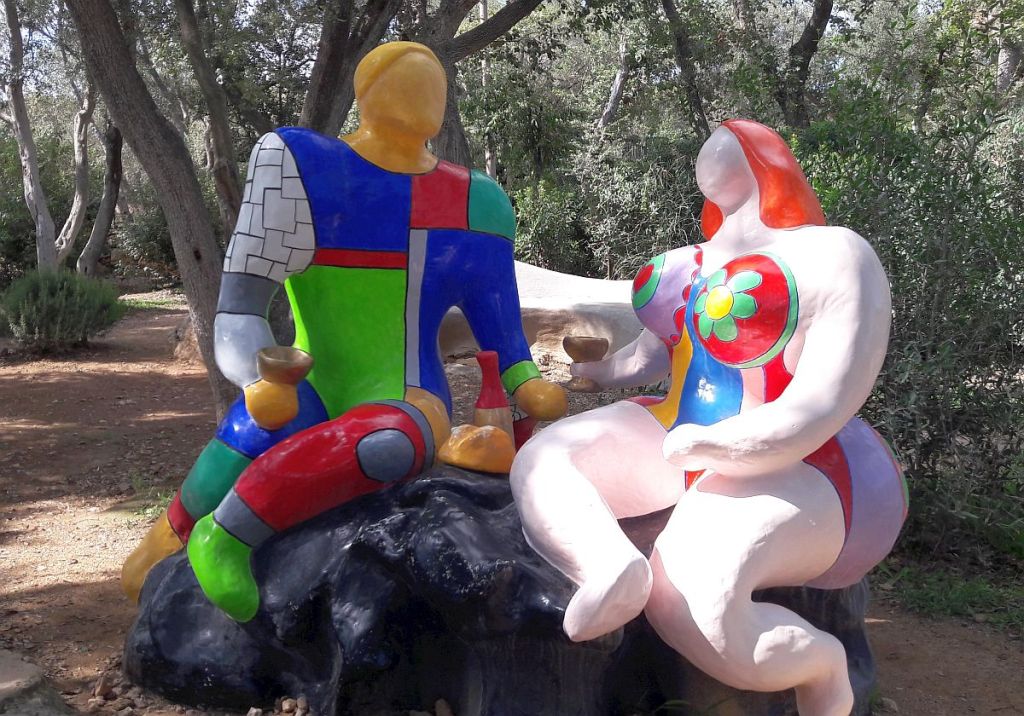 Skulptur mit Mann und Frau, die beim Picknick ein Glas Wein trinken