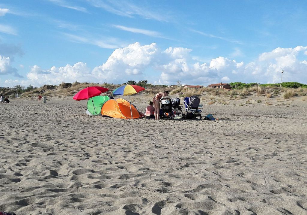 Wagenburg aus Kinderwagen am Strand