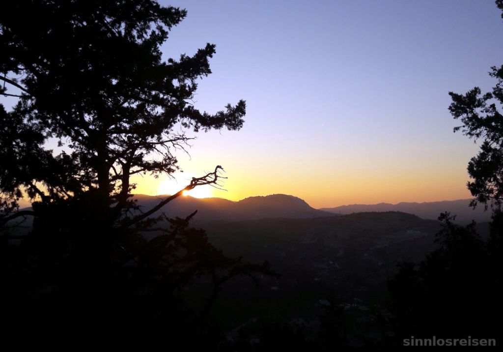 Sonnenuntergang über den Bergen