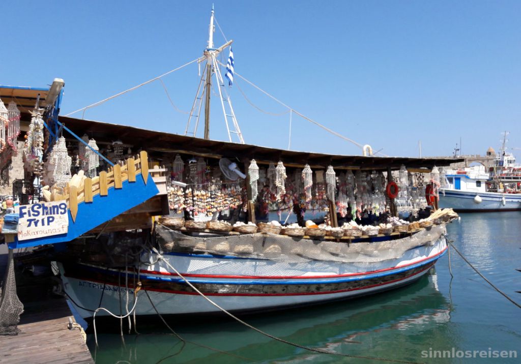 Touristenboot am Hafen von Rhodos