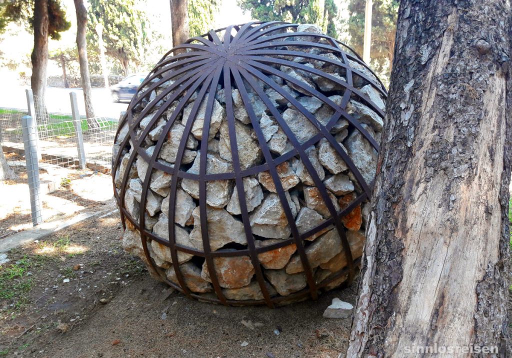 Stahlkugel gefüllt mit Steinen