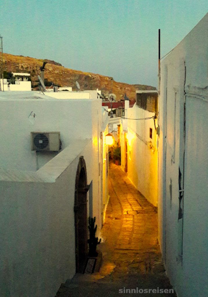 Gasse in Lindos am Abend