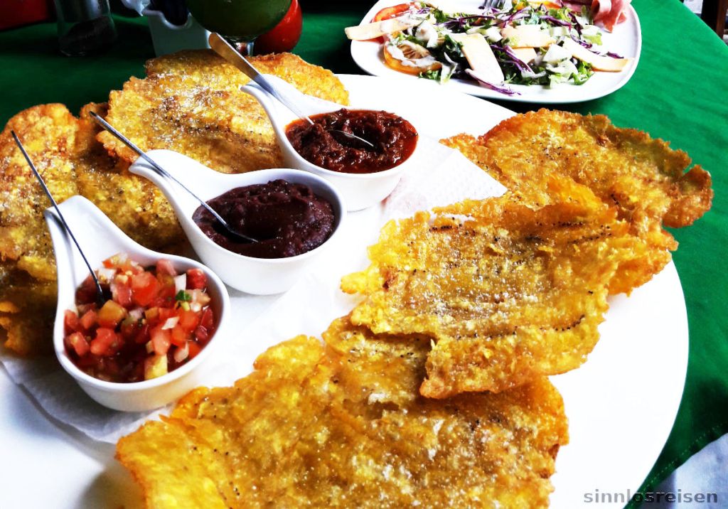 Patacones mit Beilagen