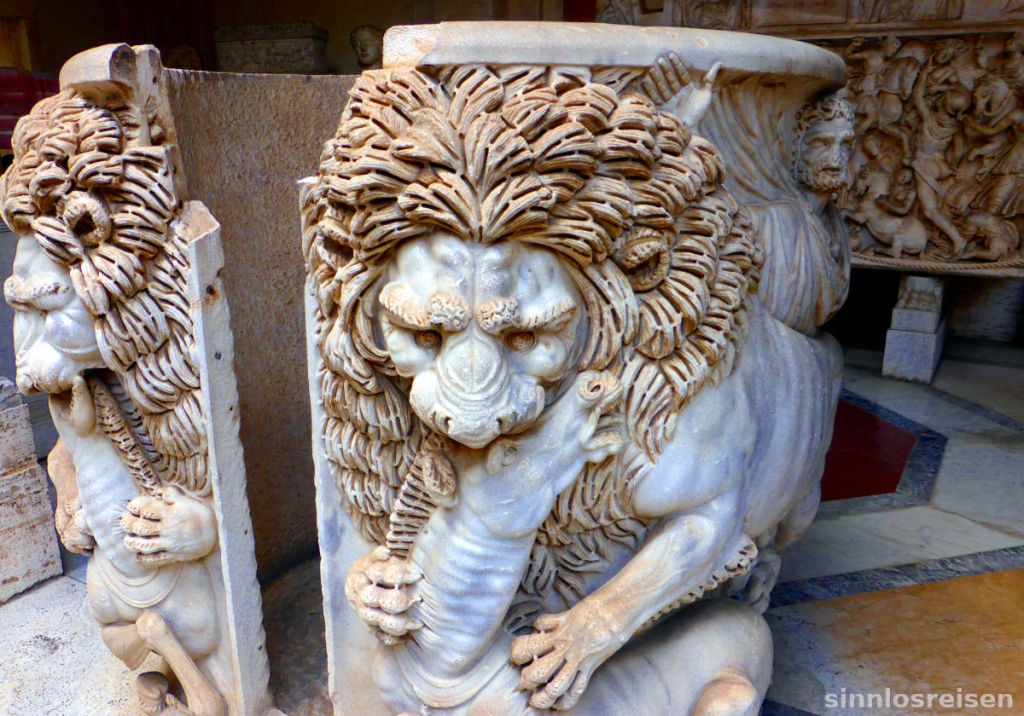 Antike Vase mit Löwenrelief