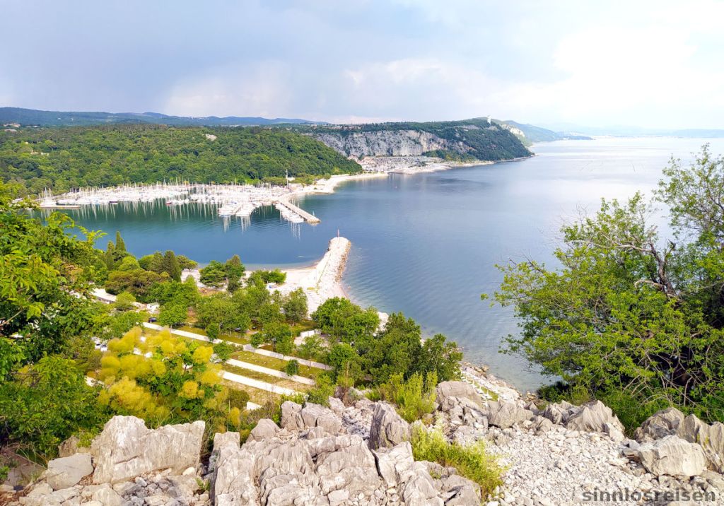 Blick auf die Adria von einer Klippe