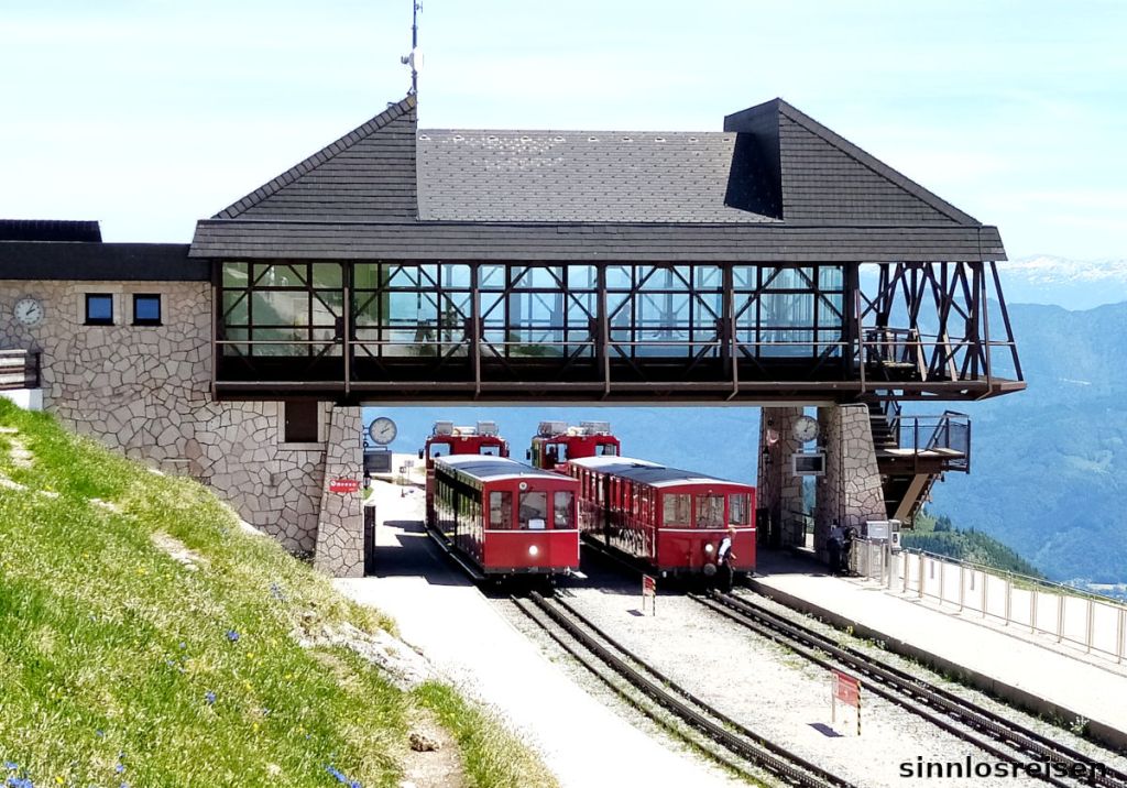 Bergstation der Schafbergbahn mit zwei Zügen