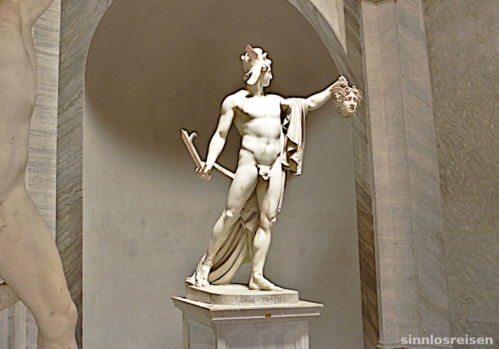 Antiker Schwertkämpfer hält Kopf in der Hand