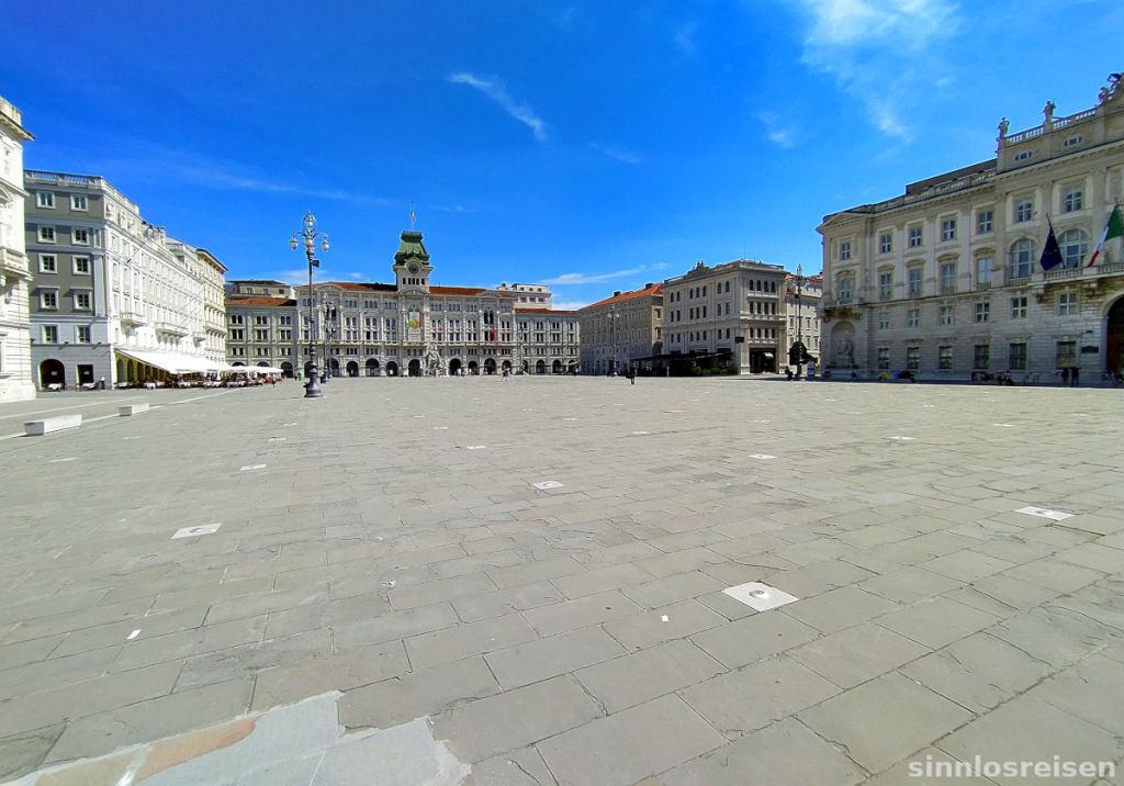 Menschenleerer Platz in Triest