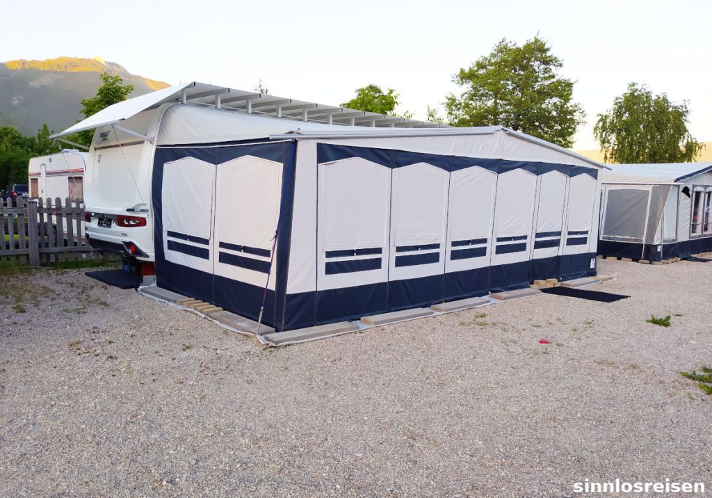 Dauercamper mit Vorzelt