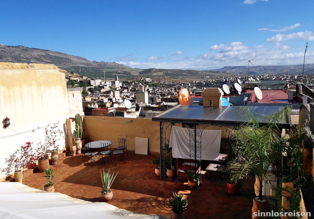 Blick von der Dachterrasse auf Fes