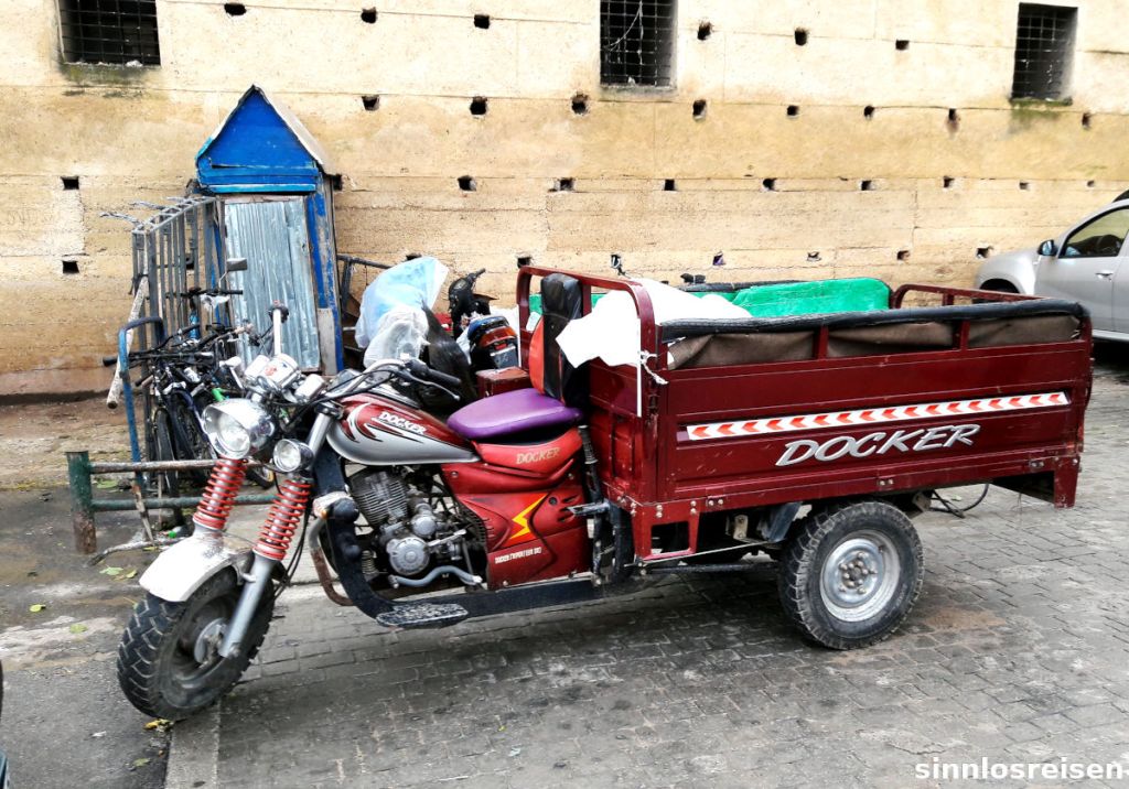 Motorrad Docker mit Container