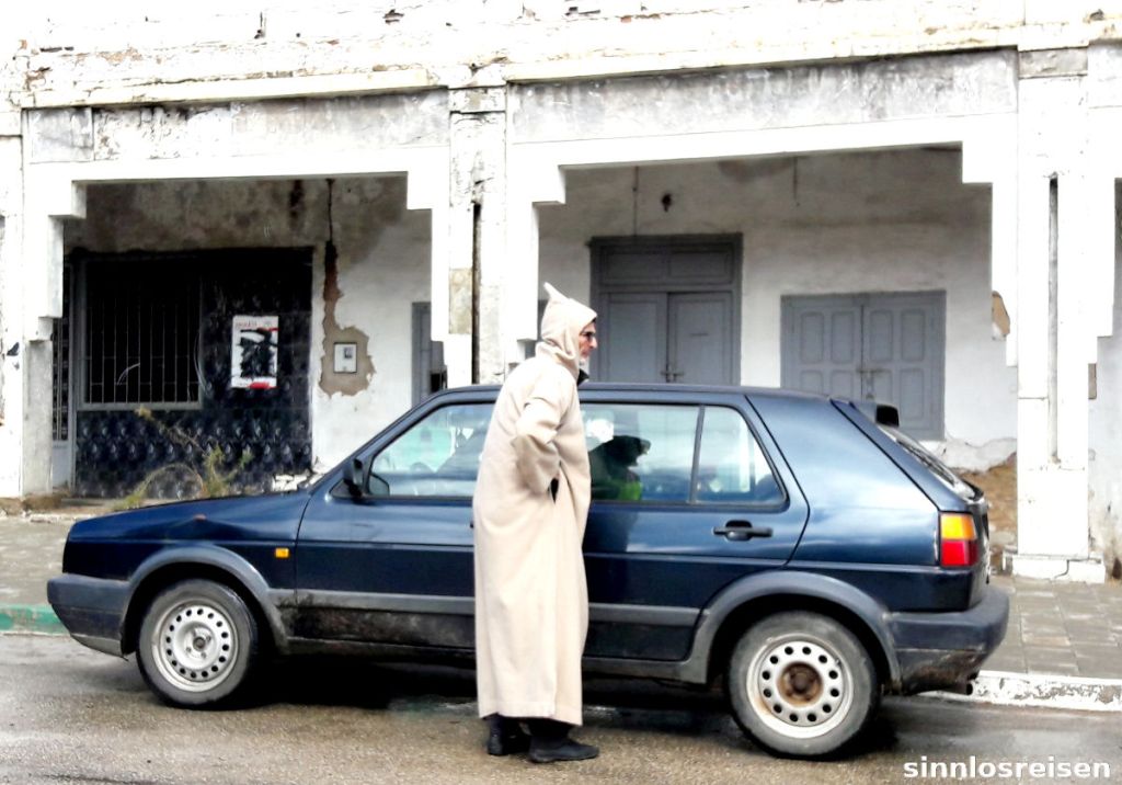 Mann in Berberkleidung steigt in Auto