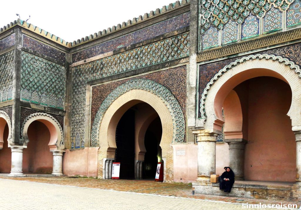 Alte Frau sitzt vor Palast in Meknes