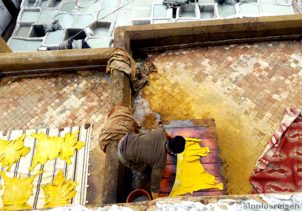 Arbeiter färbt ein Lederfell