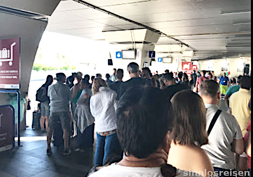 Wartende Reisende am Busbahnsteig