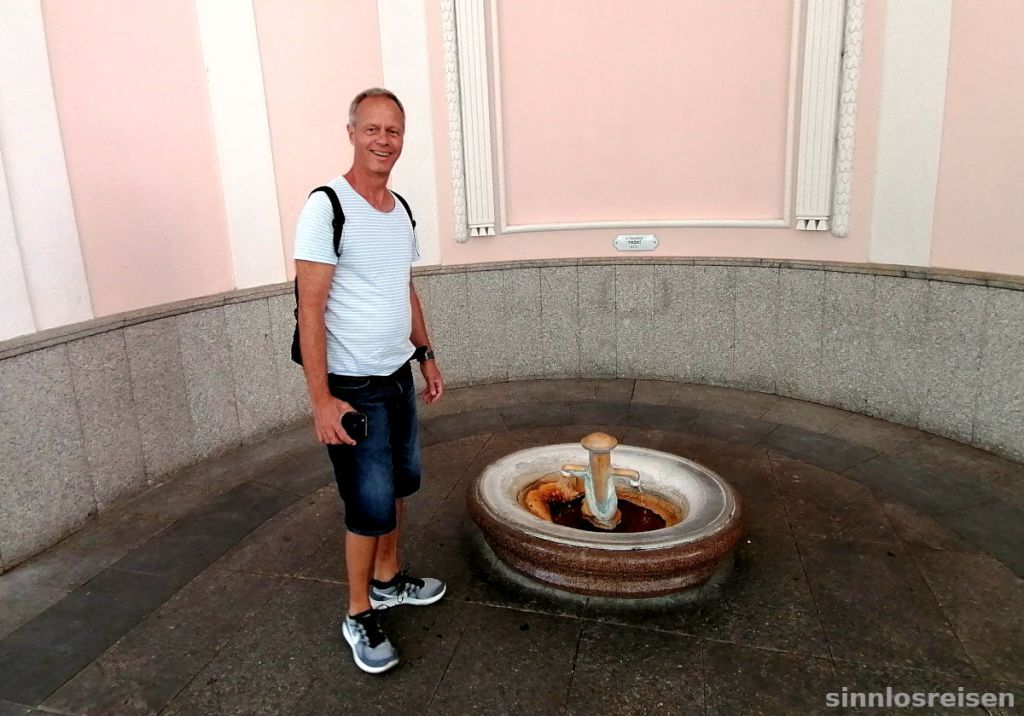 SinnlosReisender vor einem Trinkbecken