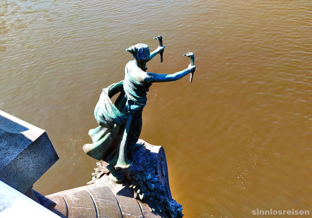 Statue mit Fackeln auf Chechovbrücke in Prag