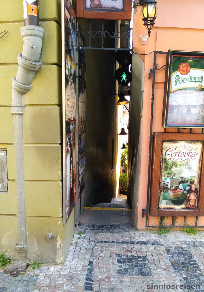 Engste Gasse von Prag mit Fußgängerampel