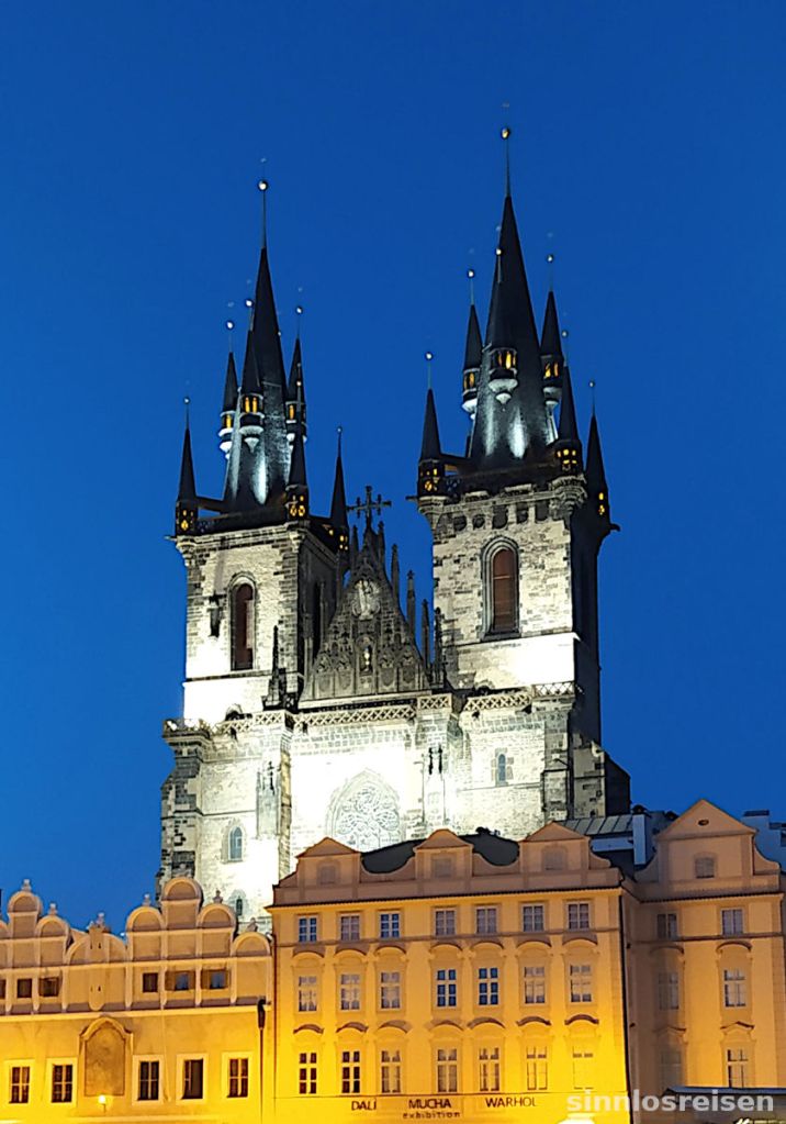 Teynkirche in Prag bei Nacht