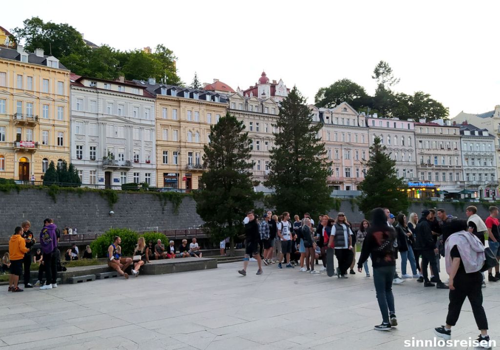 Menschen stehen Schlange