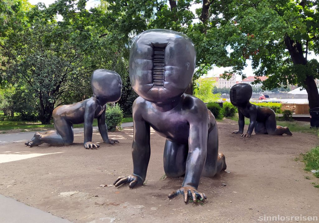 Skulpturen krabbelnde Figuren in Prag
