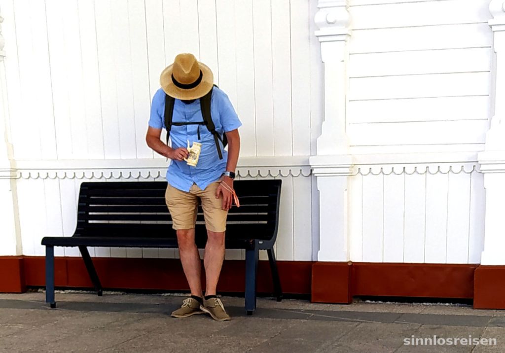 Mann trinkt und es wird ihm übel