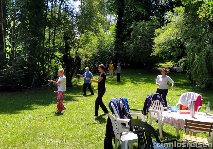 Taijiübungen auf einer Wiese