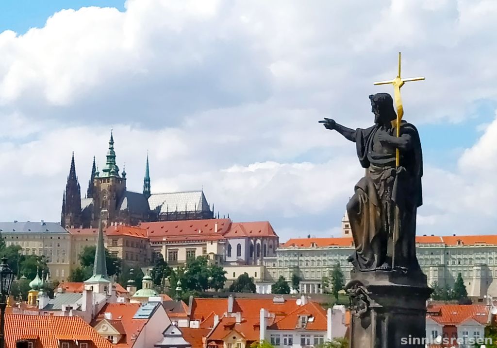 Skulptur auf Karlsbrücke in Prag