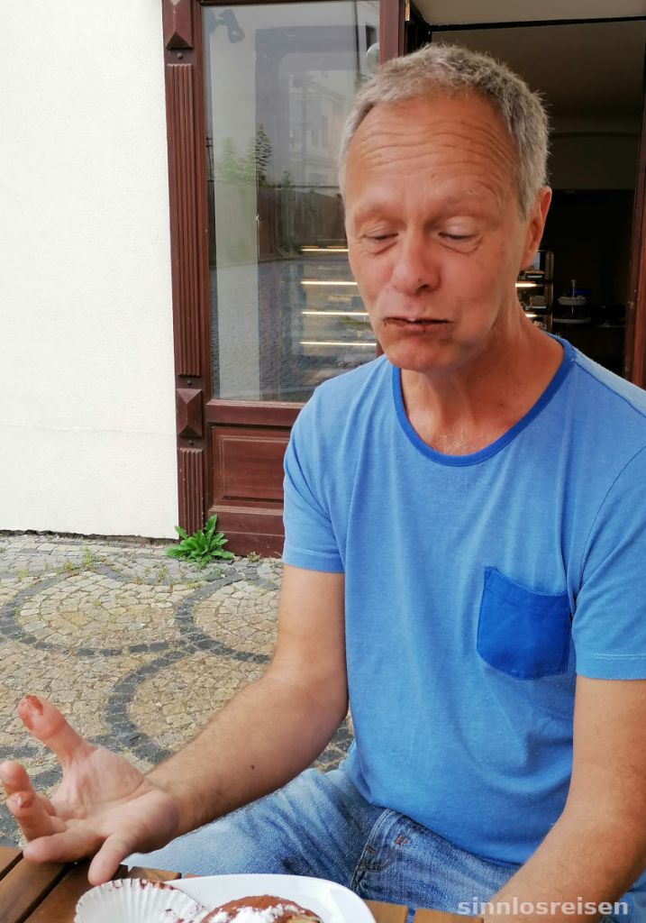 Mann isst Süßigkeiten