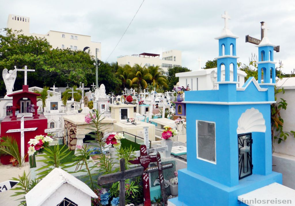 Friedhof in Mexico mit Gräbern